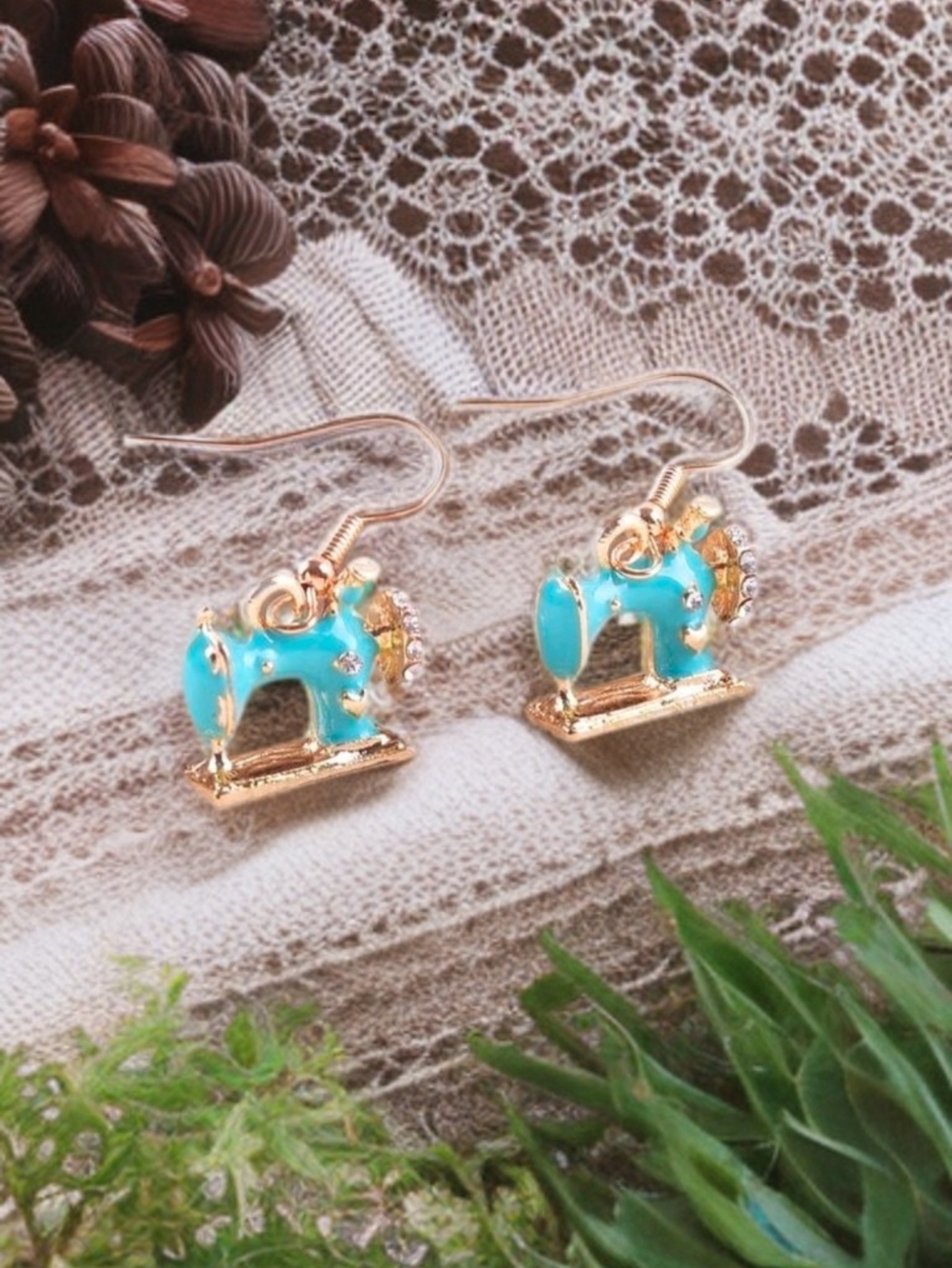 BETSEY JOHNSON RETRO MOD MINI SEWING MACHINE EARRINGS - Picture 4 of 4